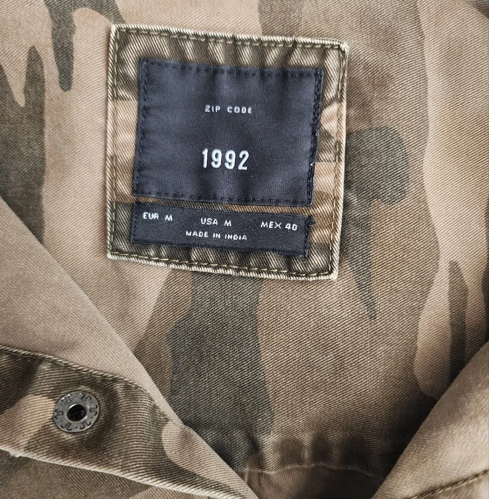 Mens Medium Zip Code 1992 Camo Button Down Shacket EUC. - Picture 3 of 5